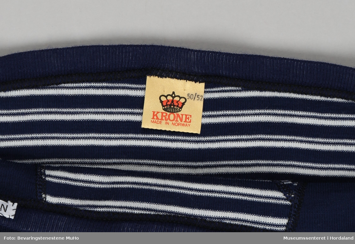 Marineblå Krone truse med opning på høgre sida framme. Den er sydd i eit syntetisk stripete bomullstoff og eit marineblått stoff.