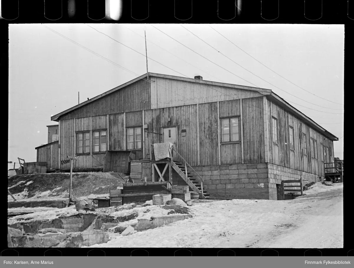 Apotek i Kirkenes 

Foto antagelig tatt på slutten av 1940-tallet, tidlig 1950-tallet 