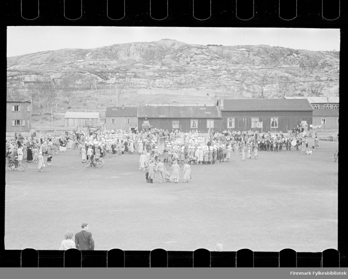 Trolig sangstevne i Kirkenes pinsen 1947 (25 -26 mai), deltakerne har samlet seg til opptog på fotballbane

Sangere fra hele Finnmark samlet seg til stevne i Kirkenes, der i blant fra Båtsfjord, Vardø, Vadsø og Honningsvåg