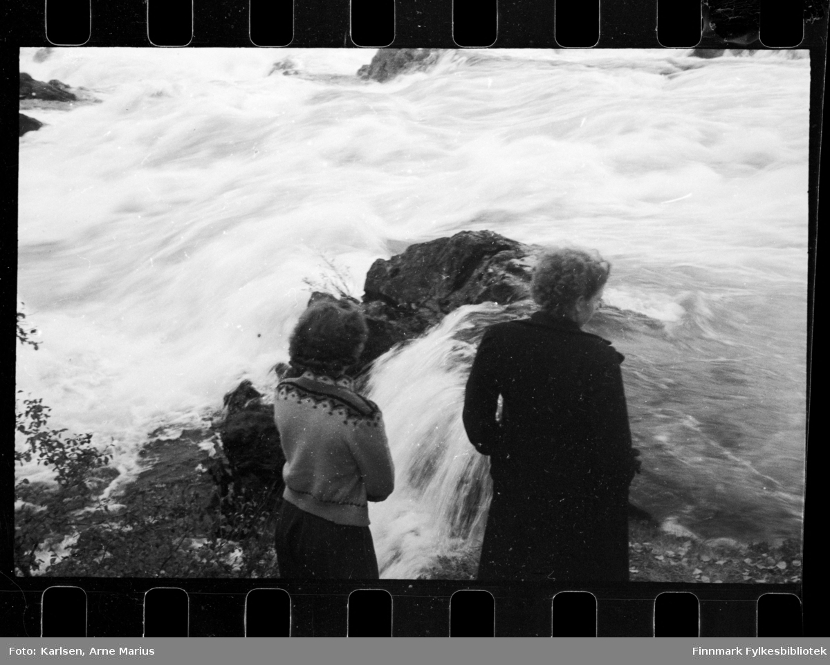 Foto fra Skogfoss i  Pasvikelva. To ukjente kvinner står med ryggen til fotografen

Foto muligens tatt i 1938 (se historikk for referanse)