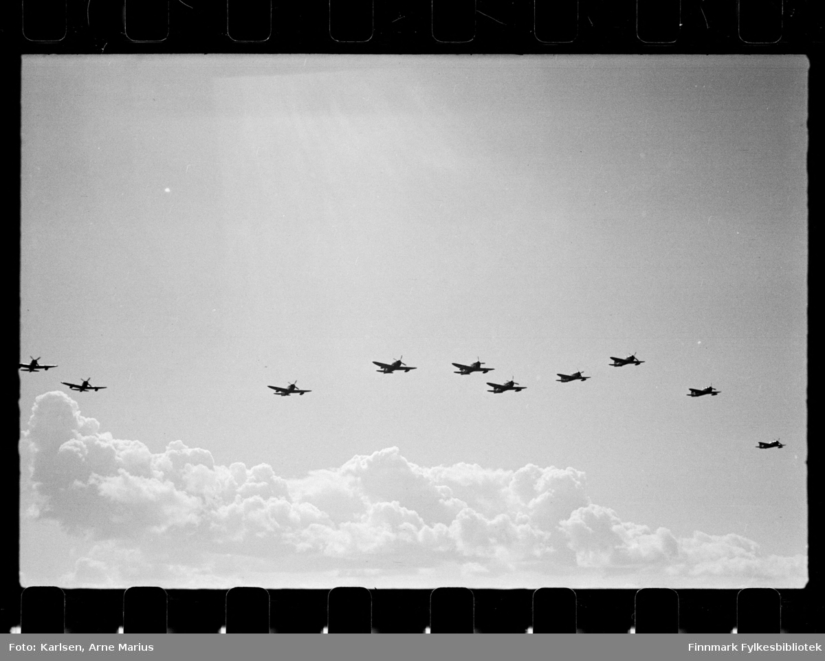 Antagelig amerikanske krigssfly som fly over paraden på de alliertes dag den 30.juni 1945 i Oslo 

Flyene kan sees i større detalj i video fra Forsvarets historiske filmarkiv (se referanse)