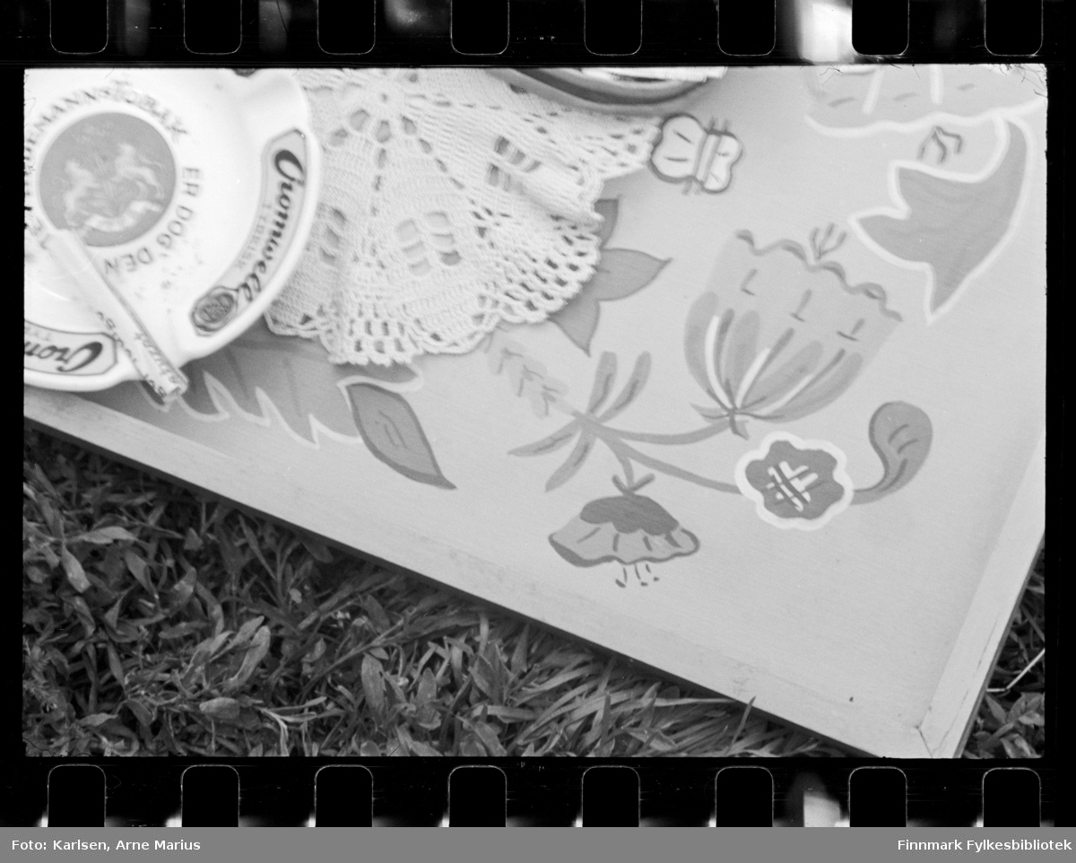 Nærbilde av askebeger og et brett med duk på 

Usikkert hvilken anledning fotoet er tatt i, men trolig ble det tatt på slutten av 1940-tallet tidlig 1950-tallet