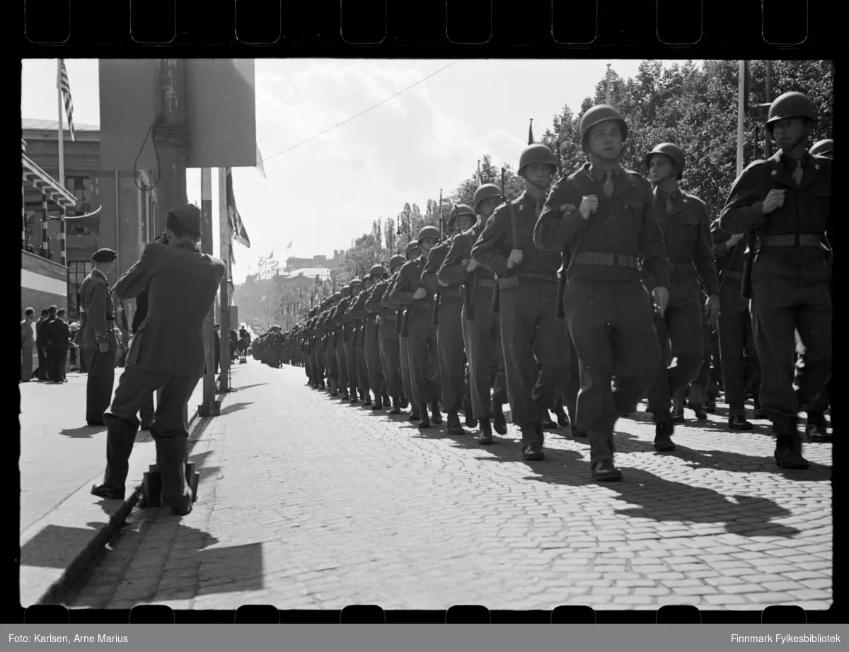 Foto av Amerikanske soldater i parade på de alliertes dag den 30 juni 1945 (The Allied Forces day). Soldatene bærer på våpenet M1 Karabin (M1 carbine/United States Carbine)