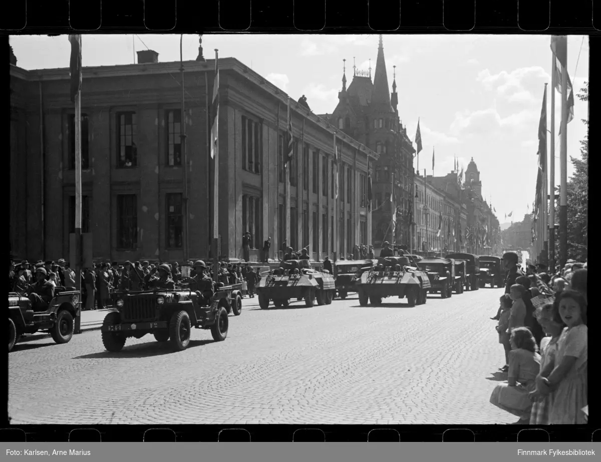 Amerikanske soldater kjører i jeeps i parade på de alliertes dag den 30. juni 1945 (The Allied Forces day). Jeepene var antagelig av modell Willys MB/Willys Jeep

Panserbilene som synes lengre bak er tolig amerikanske M8 light armored car (M8 Greyhound) 
