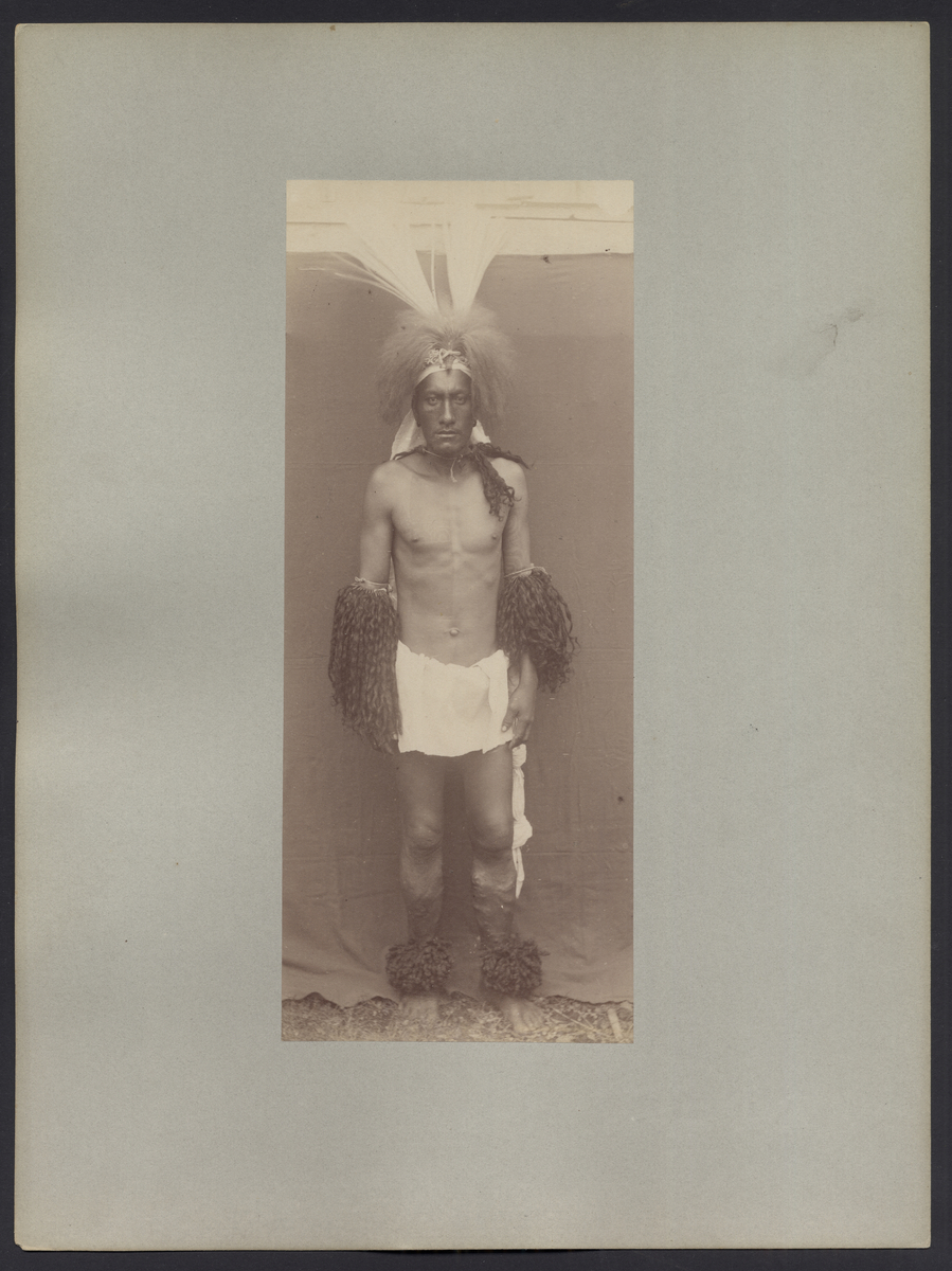 Bilden visar ett porträtt av en urinvånare på Nuku Hiva klädd i traditionell dräkt.