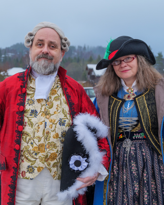 En mann og en kvinne fotografert i historiske antrekk under julemarkedet i Øvrebyen i Kongsvinger.