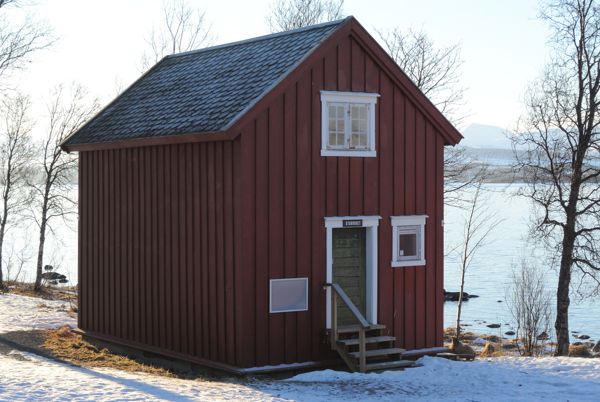 To-etasjes uthus, opprinnelig stabbur flyttet fra Dreyergården i Tromsø sentrum.