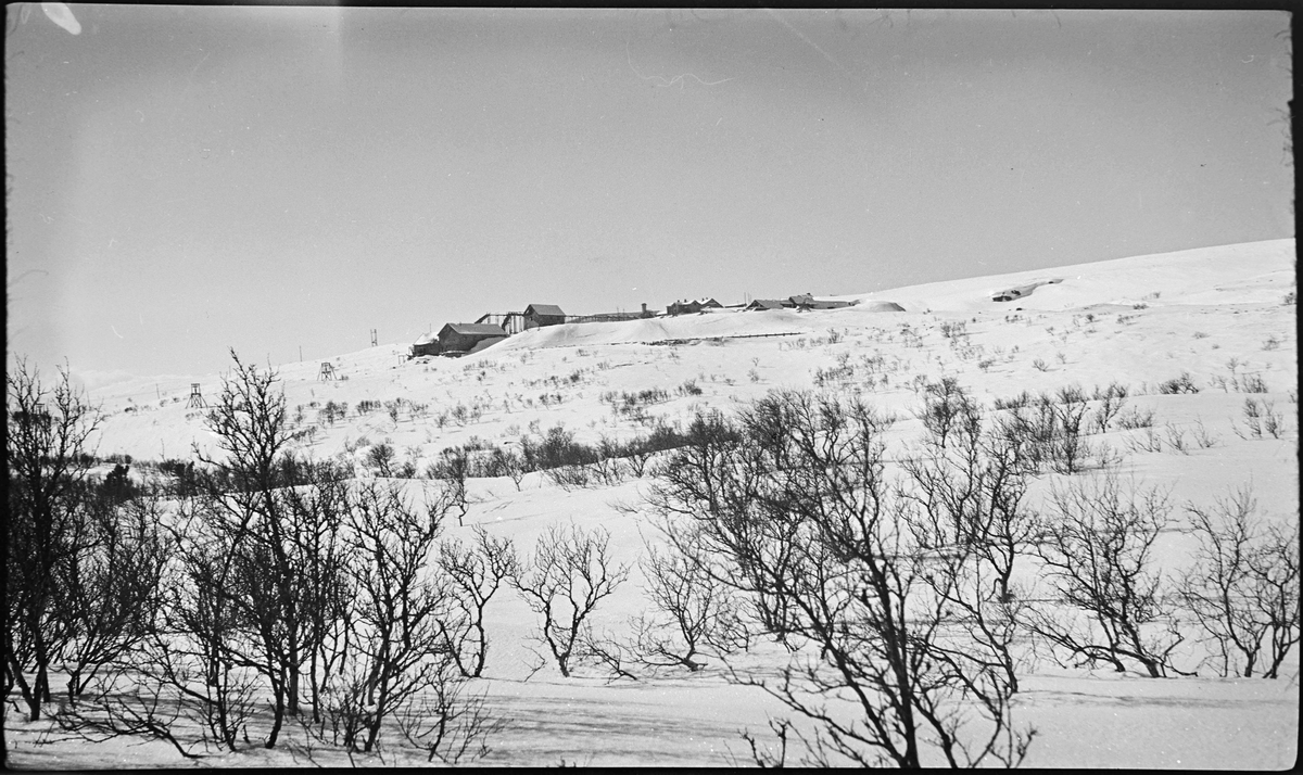 Snødekt landskap med bebyggelse fra tidligere gruvedrift.