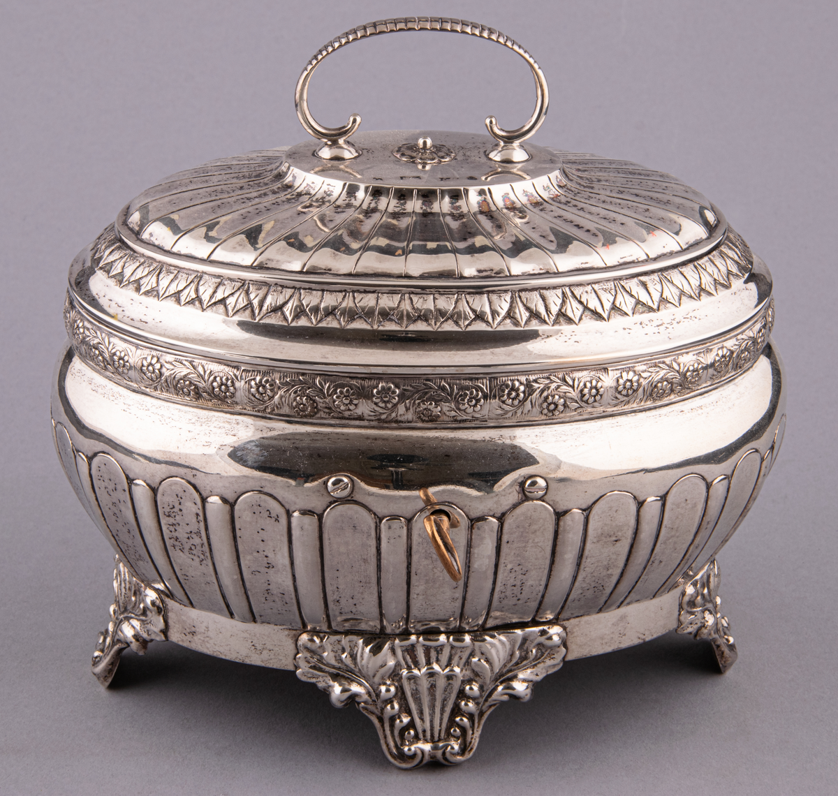 Sockerskrin i silver, tillverkat av Jakob Richard Borg, Gävle.
Inskription: Minne av E och W. R. till P och M. Roman. den 26/6 1848.