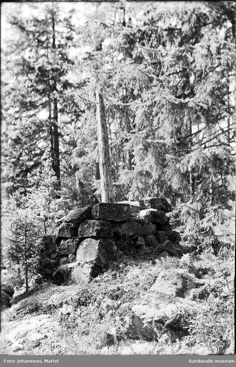 Milstolpe med postamente (stenröse), troligen i Sörlindsjö, Attmar.