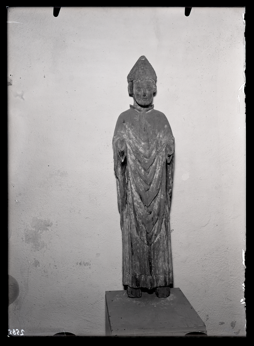 Skulptur av trä (medeltida biskop), kyrkan, Kila, Västmanland.