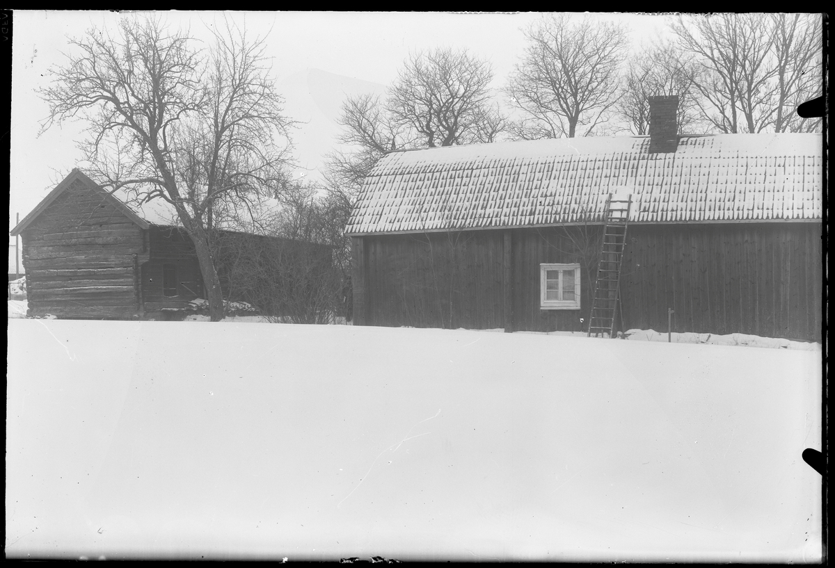 Mangårdsbyggnaden i den blivande hembygdsgården, från baksidan.
Råby i Simtuna socken.