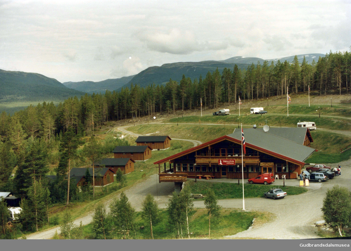 Trolltun Gjestegård med tilhørende utleiehytter, oppstillingsplass for campingvogner/bobiler.Dombås alpinanlegg i bakgrunnen på det ene bildet.