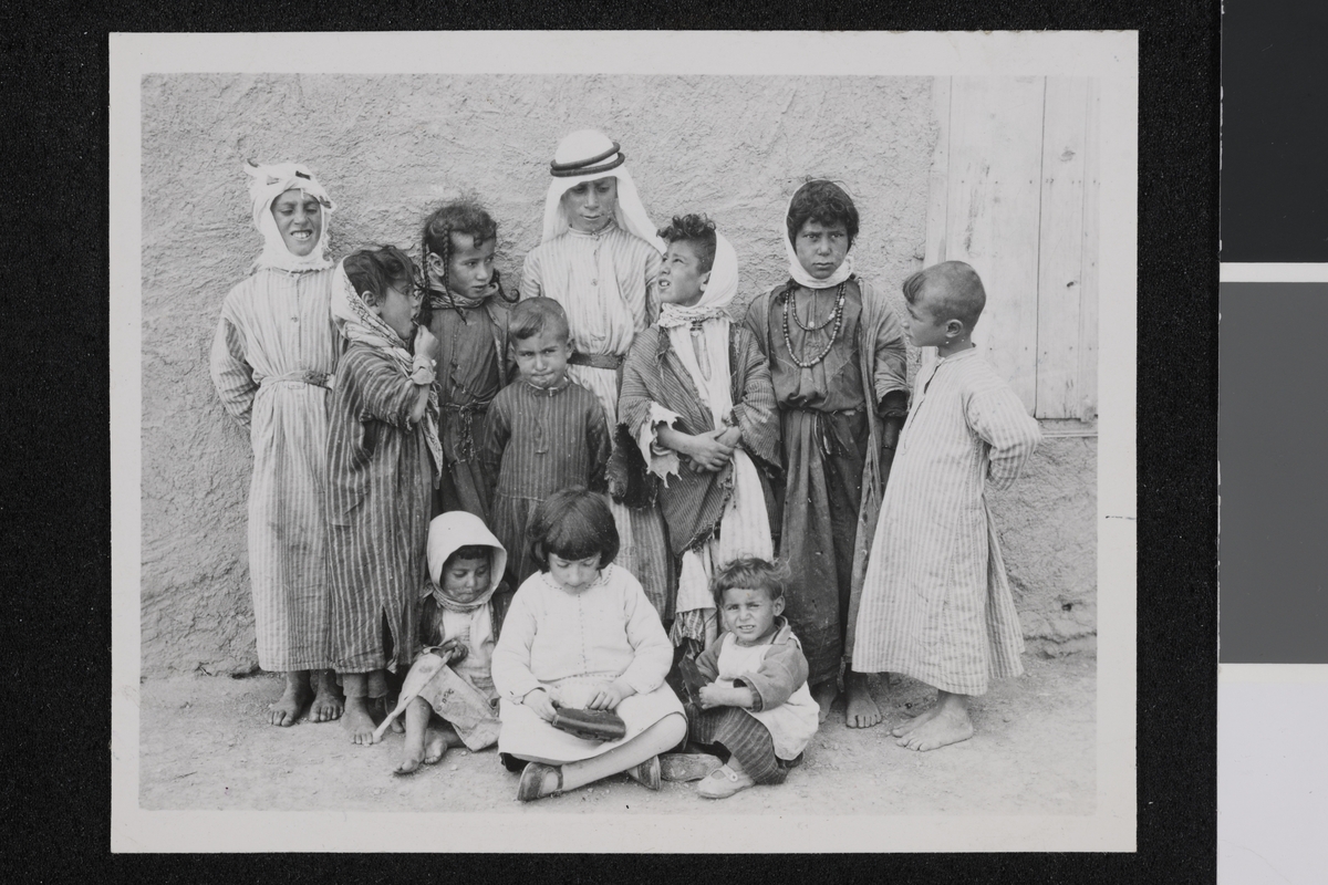 Armenske og arabiske barn i en av Karen Jeppes kolonier. Fotografi tatt i forbindelse med Elisabeth Meyers bok; En Kvinnes Ferd til Persia.