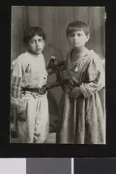 To armenske jenter. Fotografi samlet inn i forbindelse med E