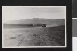 To biler gjennom ørkenen mot shiitenes hellige by. Fotografi