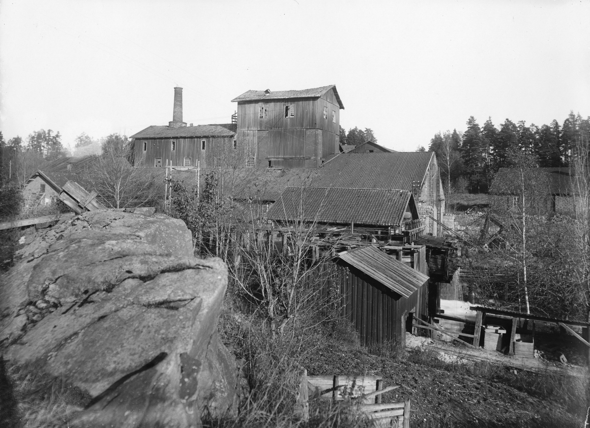 Masugnsanläggningen i Borgvik, 1924. Sedd sydvästifrån. Blåsmaskinshuset i förgrunden.