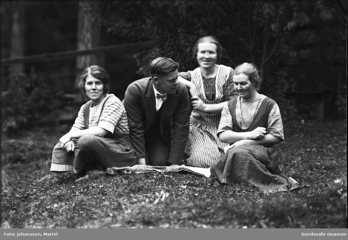 Gruppbild i skogsbrynet med systrarna Johanna "Hanna" Johansson, Märta Johansson, Sigrid Persson och deras kusin Karl Muhr.