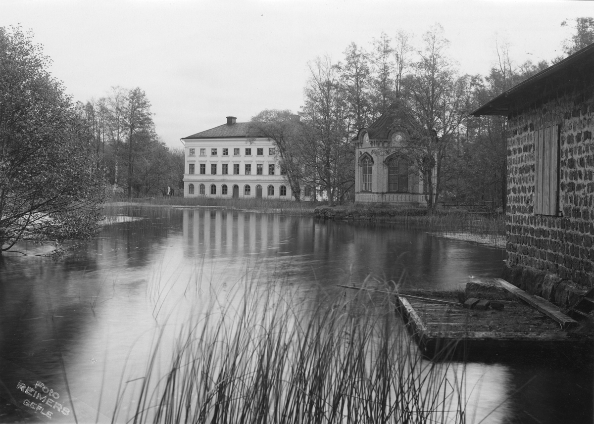 Bruket anlades 1671 i Axmar, Gävleborgs län. Från 1890 var Bergvik & Ala AB ägare. Driften upphörde cirka 1920 men lades formellt ned 1927. Numera står hyttan som byggdes på 1860-talet kvar som ett monument över den tidigare bruks epoken.