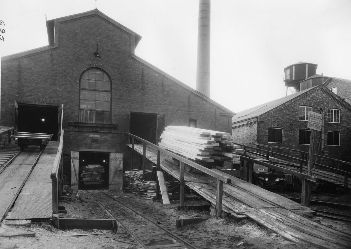 Säfveåns AB i Göteborg, 1931. Efter noggrann torkning och sortering föres timret till en av sågarna, där lådtillverkningen börjar.
