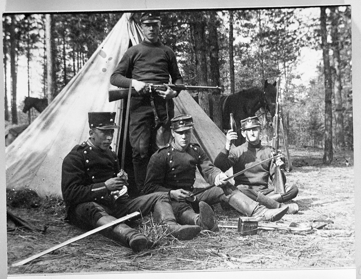 Antonius Skinderviken og noen medsoldater foran et militærtelt på Elverum september 1909. Antonius er han som står oppreist.