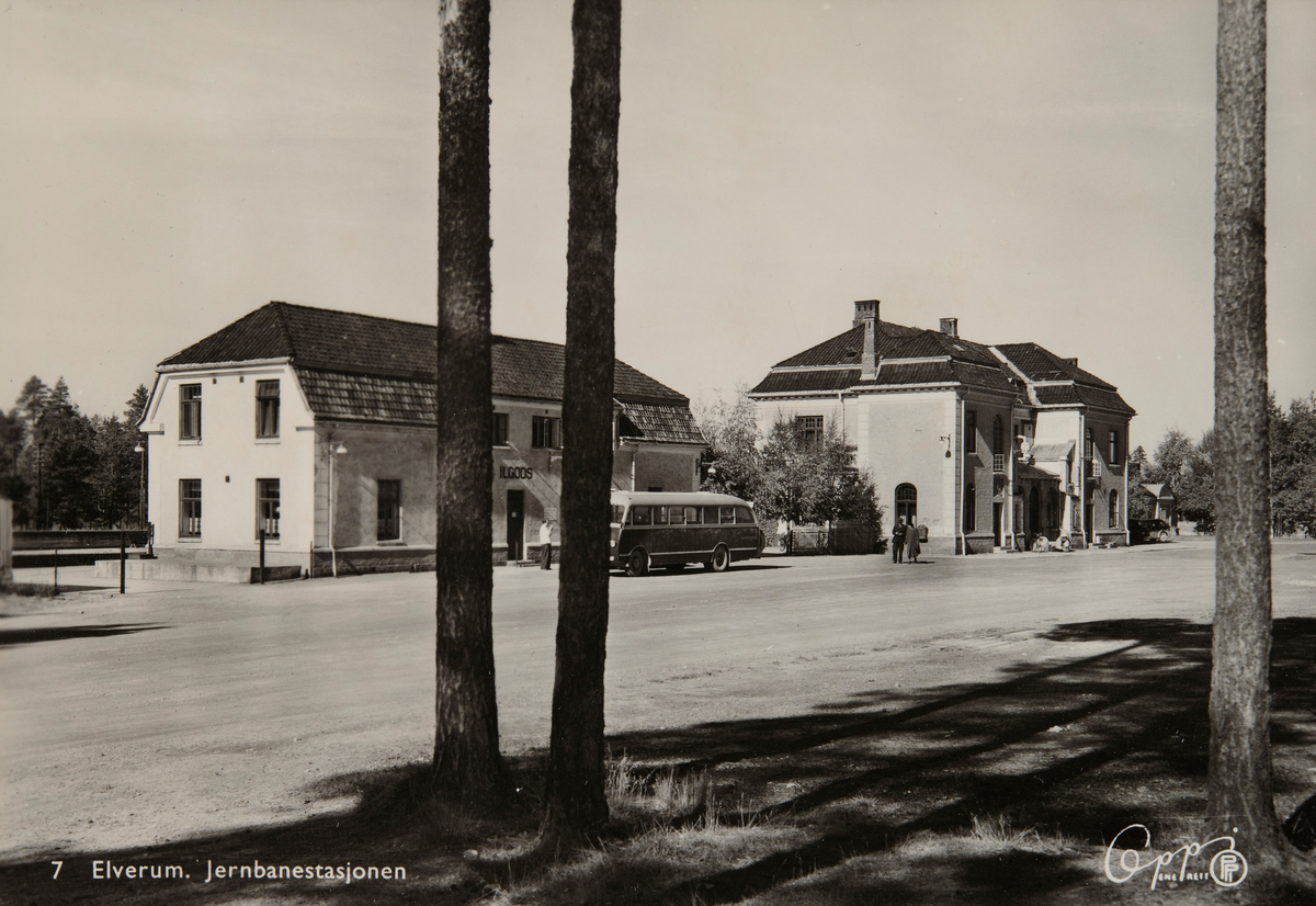 Postkort, Elverum stasjon, jernbanestasjon, stasjonsbygning, godshus med buss foran