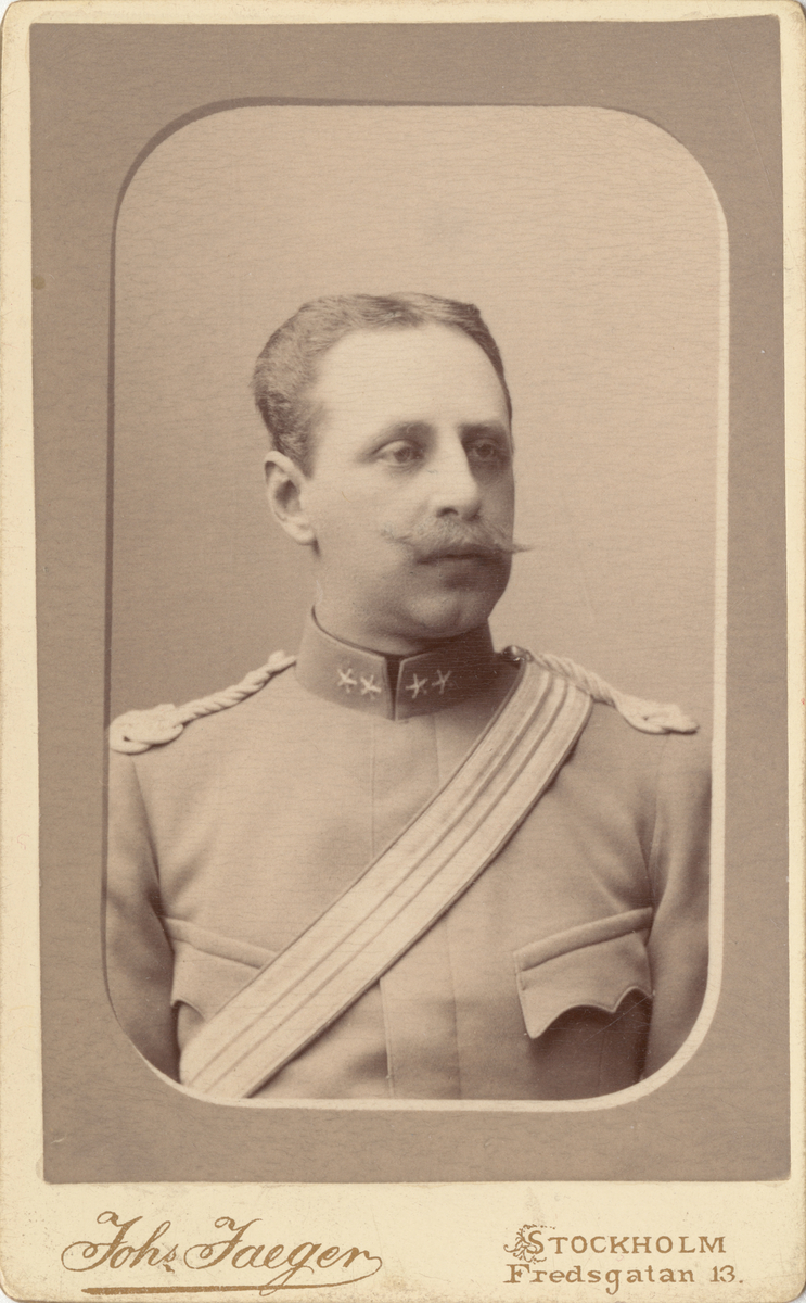 Porträtt av Oscar Holtermann, löjtnant vid Livgardet till häst.