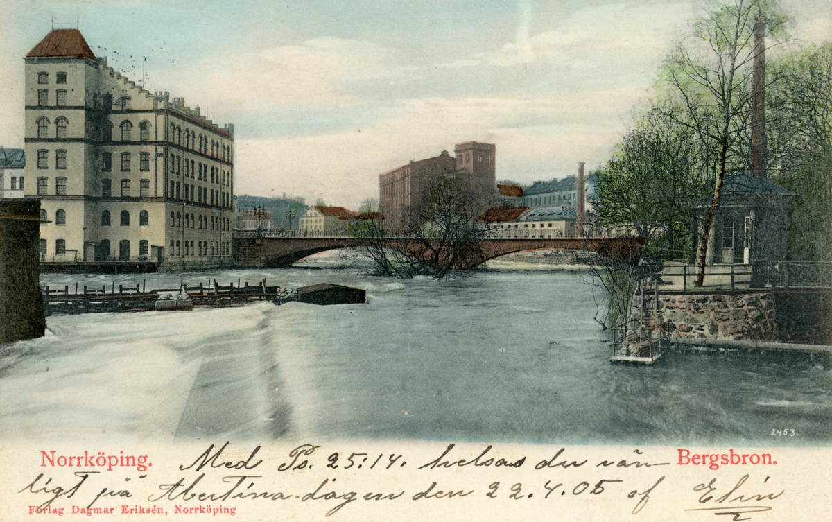 Den pampiga Bergsbron var ny när det kolorerade brevkortet sändes våren 1905. Bron hade haft sina föregångare allt sedan 1600-talet, men åtminstone ett par upplagor hade inte stått emot strömmens strida vårflöden. Den nya bron gjöts därför i motståndskraftig betong och gavs breda valv för friare flöde.