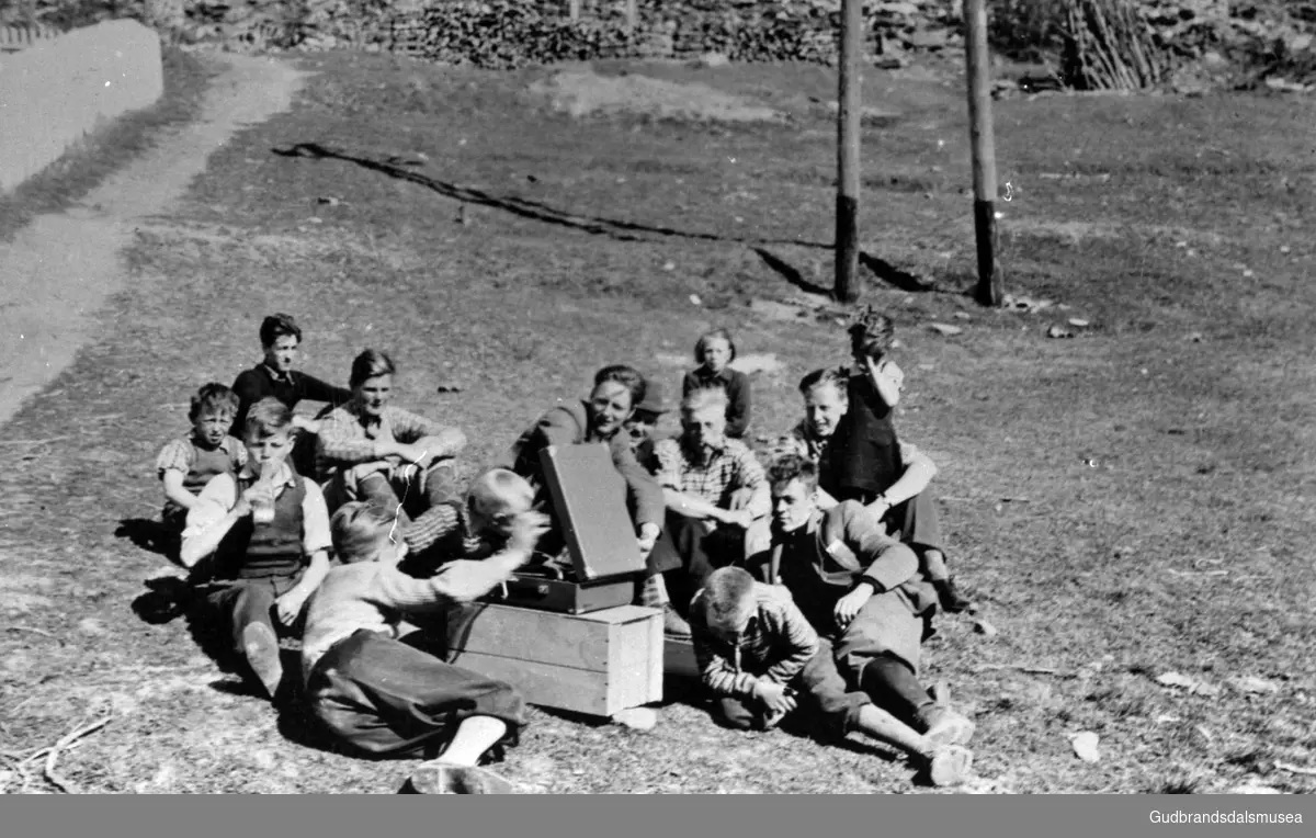 Ungdomar samla rundt ein grammofon nedanfor Steinbakken skule på Dombås kort tid etter krigen i 1945.