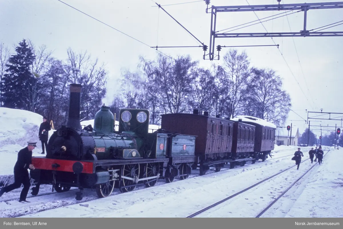 Rutebok for Norges 100 års-jubileum : Damplokomotiv type 2a nr. 17 "Caroline" på Kløfta stasjon