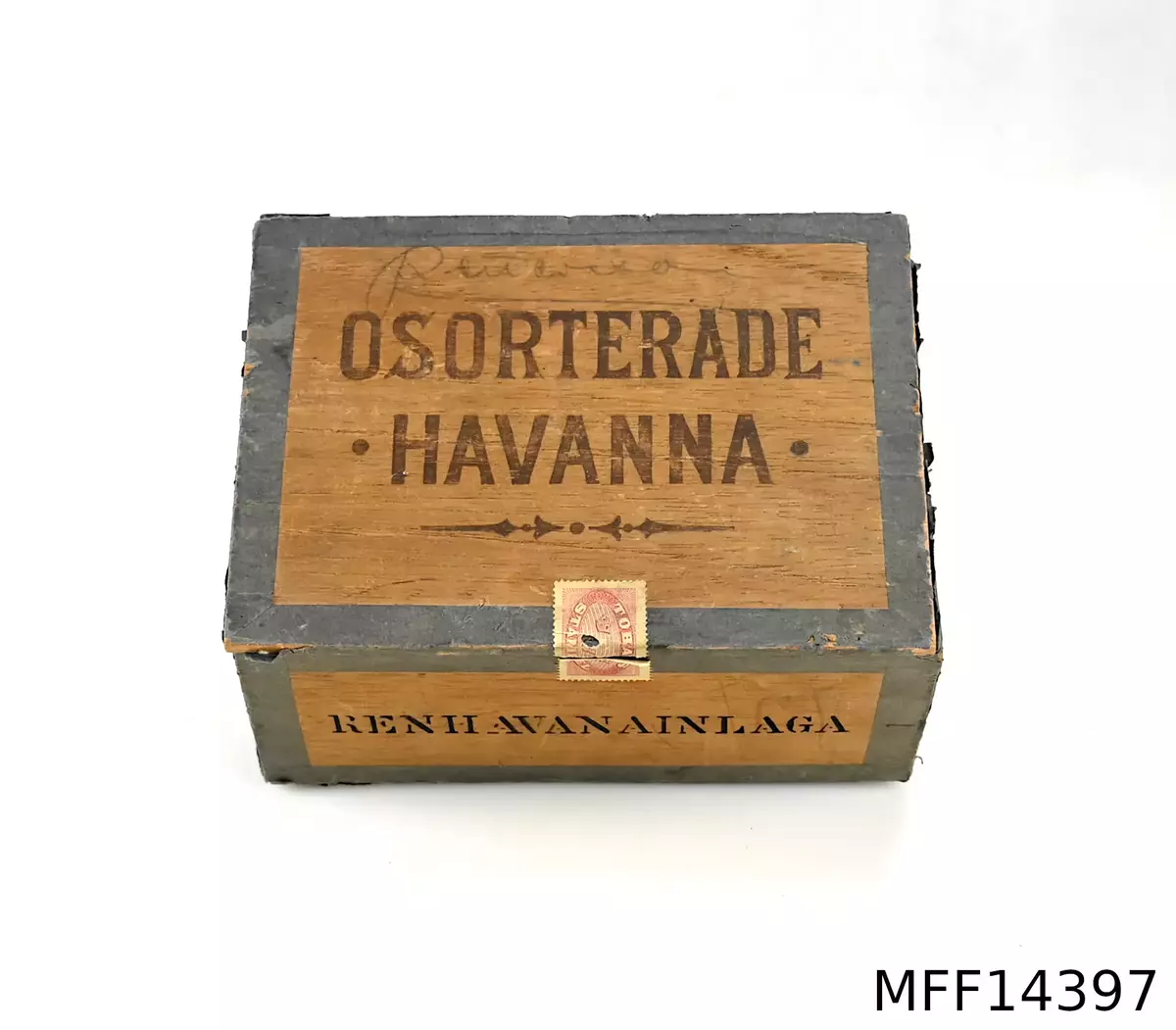 Träask. Osorterade Havanna. Etikett: Tobaksstämpel + tre kronor. Etikett: Havannamagasinet Aktiebolaget Stockholm. Ren Havanna inlaga.
