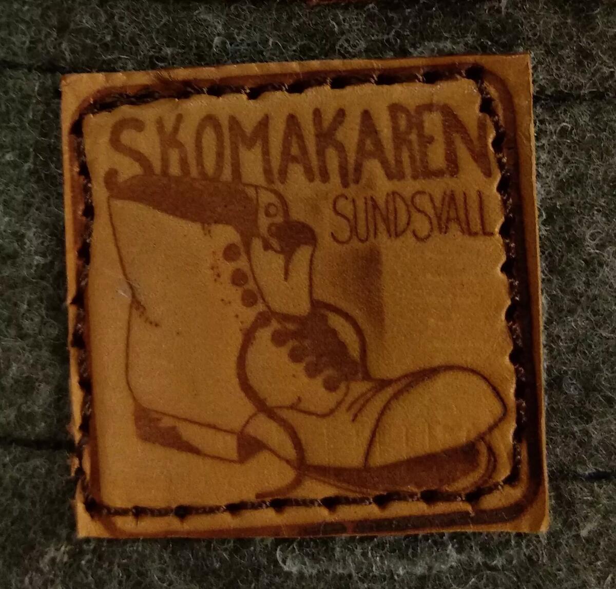 Gåva av Mogens Hansen, Sundsvall. Skomakarmästare. Modellen är från 1940 -50 -talet, då bandy spelades utomhus. " Skomakaren, Sundsvall " på läderbit på varje stövel. Plac: M4ABF2.