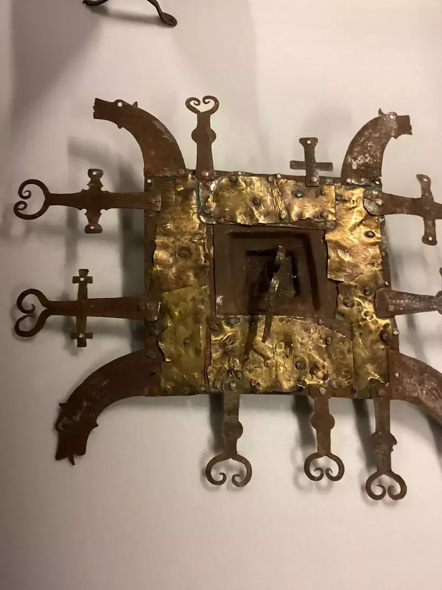 Beslag fra Arnafjord stavkirke.