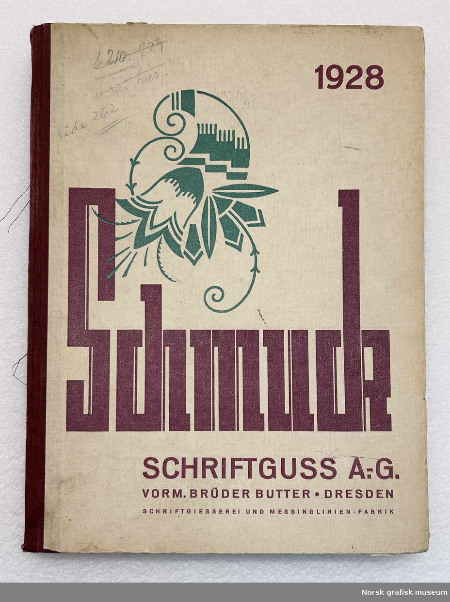 Buch Schmuck Katalog 1928
Schriftgiesserei
Und Messinglinienfabrik
Schriftguss A.-G.
Vorm Brüder Butter
Dresden-N. 6