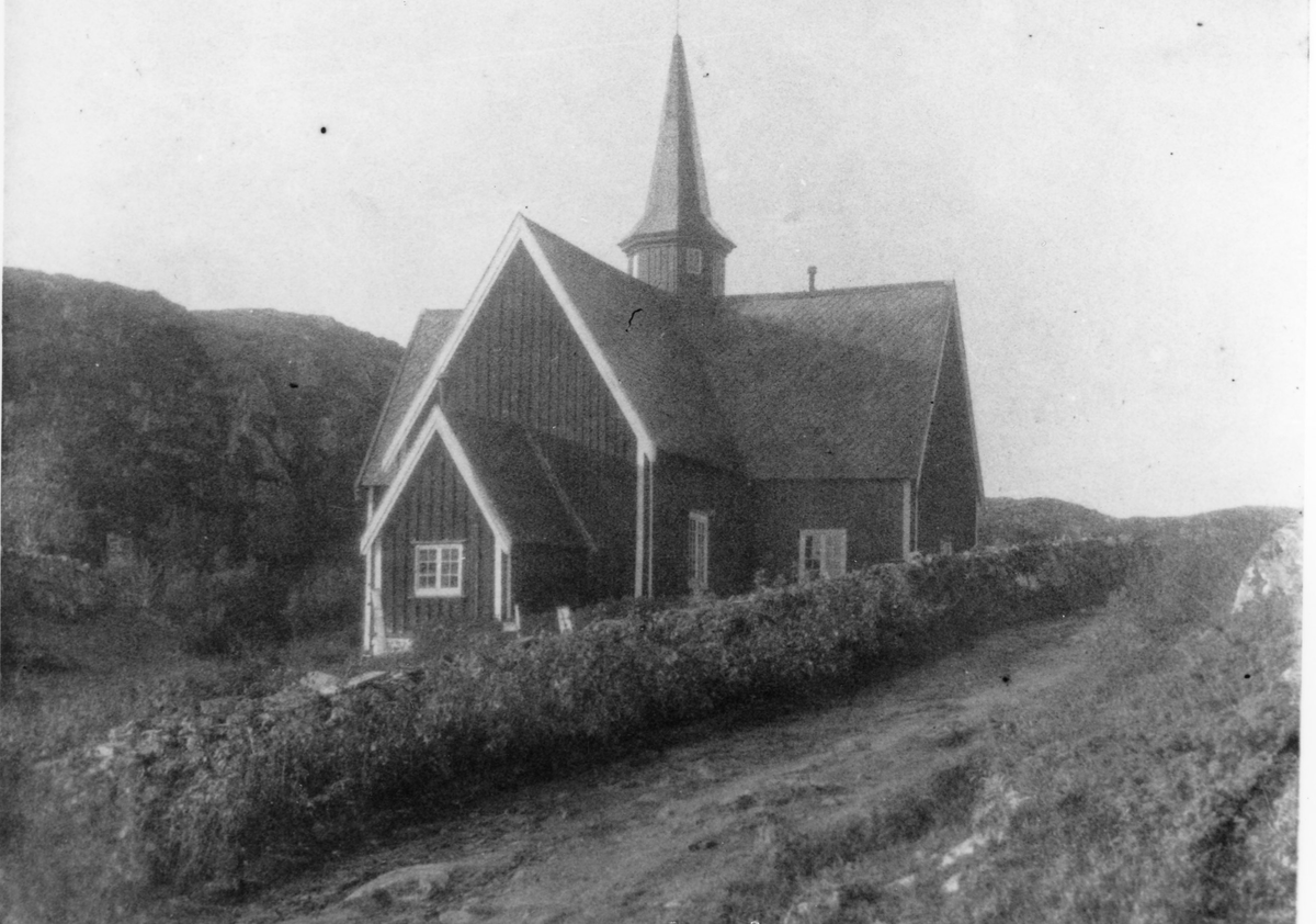 Fotokort, Sogneprestene til Hitteren med bilder av Fillan kirke ...