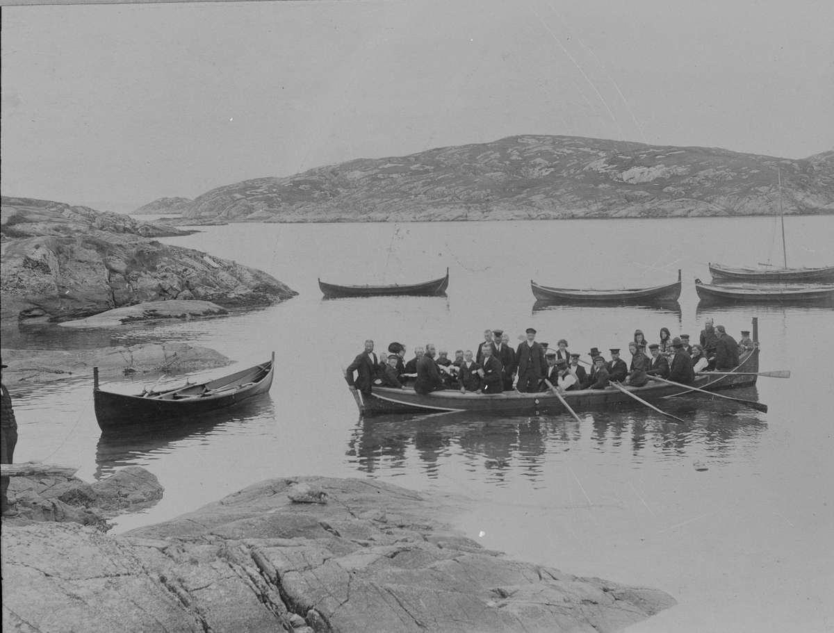 Gravferd, menneskegruppe i båt, på vei til eller fra land.