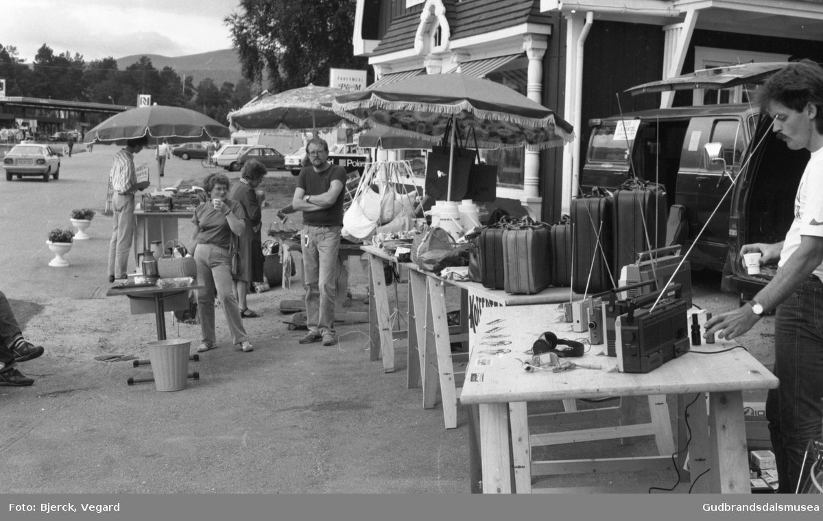 Torgsalg utanfor den gamle bokhandelen på Dombås sommeren 1984.