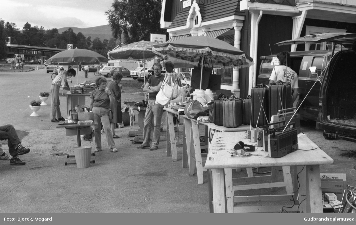 Torgsalg utanfor den gamle bokhandelen på Dombås sommeren 1984.