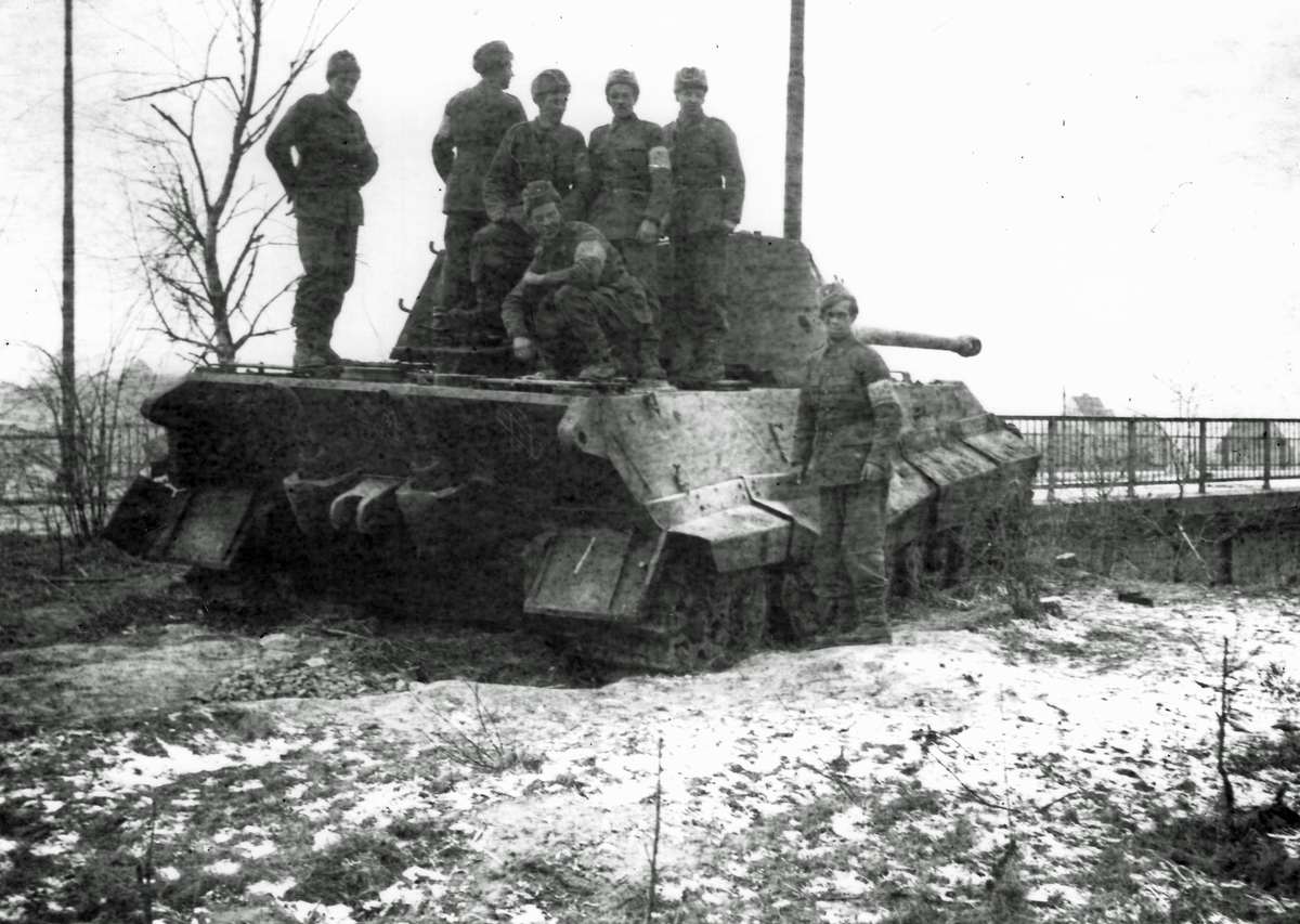 Röda korstransporten med hjälpsändning till Wien januari 1946. Rast vid sönderskjuten Tigerstridsvagn utanför Kassel