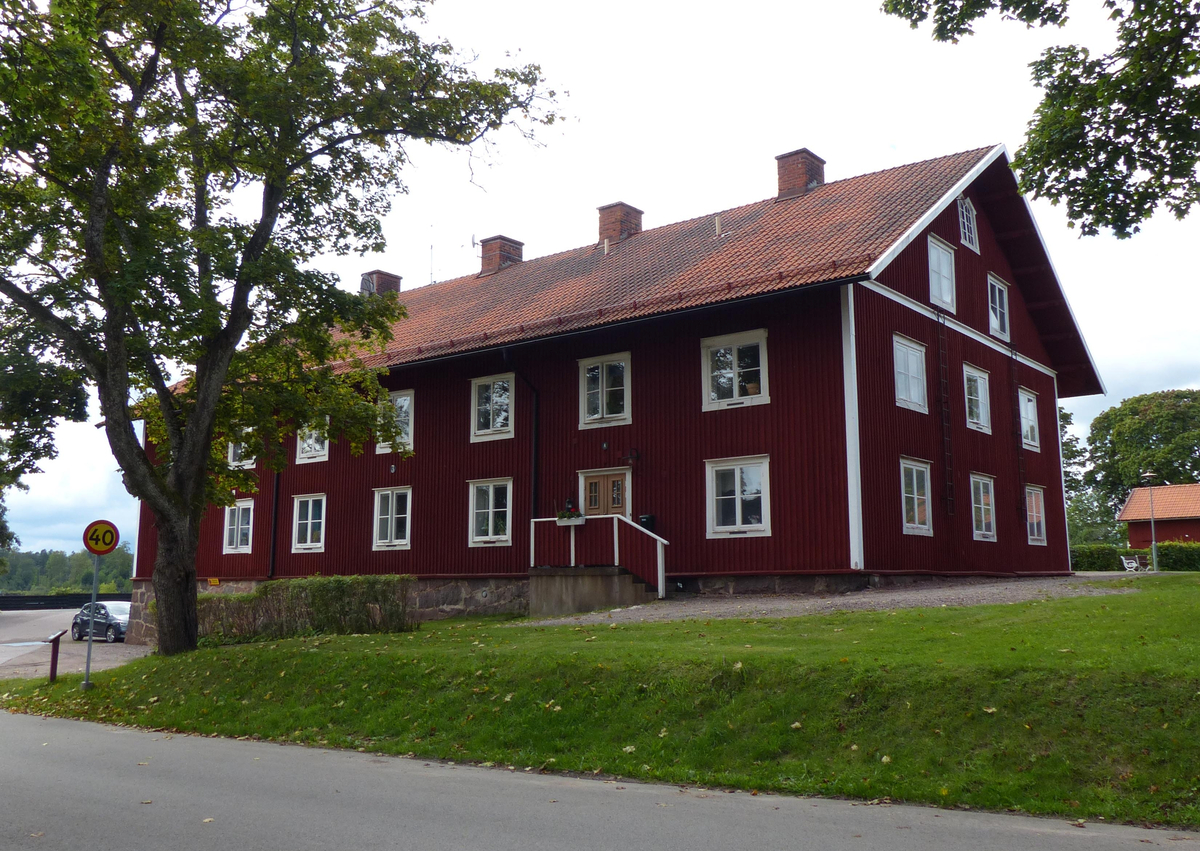 Byggnaden "Trean" uppfördes som arbetarkasern i början av 1860-talet och speglar hur 
den framväxande industrialismen i Forsvik krävde nya former av bruksbostäder för arbetarna.
