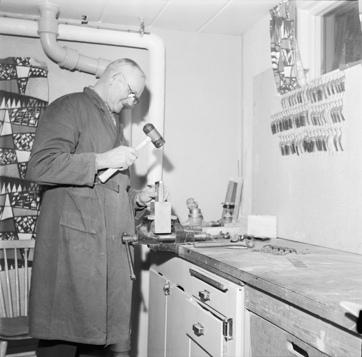 August Ahlström tillverkar drag, Söderfors, Uppland 1968