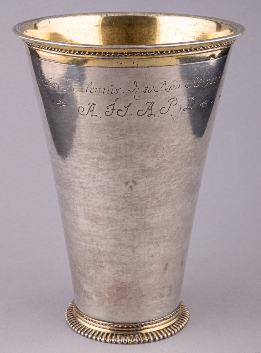 Bägare, silver, graverad. AFS & APD. 
Märkt: "Johan Halenius d 10 Nov Ao 1715".
