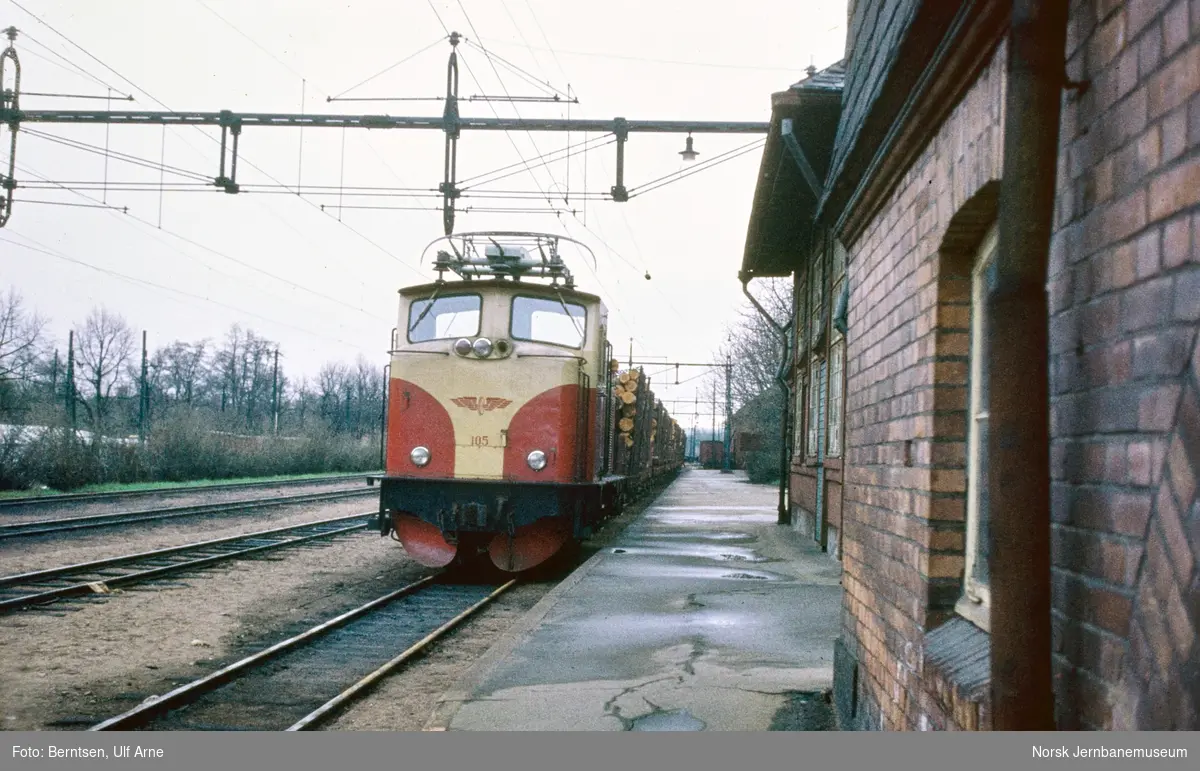 Nordmark–Klarälvens Järnvägars elektriske lokomotiv nr. 105 "Stjärnsfors" med tømmertog på Karlstad Östra stasjon