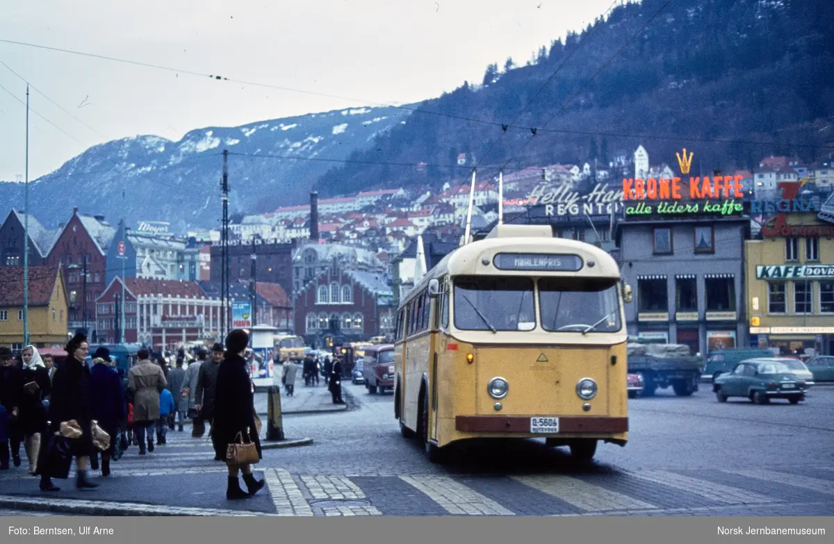 Trolleybuss med kjennemerke Q-5604 i rute til Møhlenpris ved Torgalmenningen i Bergen