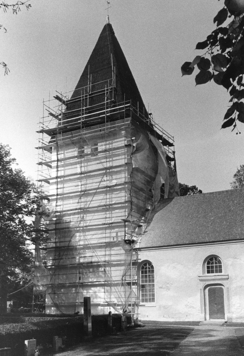 Ny puts på tornet till Bjälbo kyrka. Bild från restaureringsarbeten 1981.