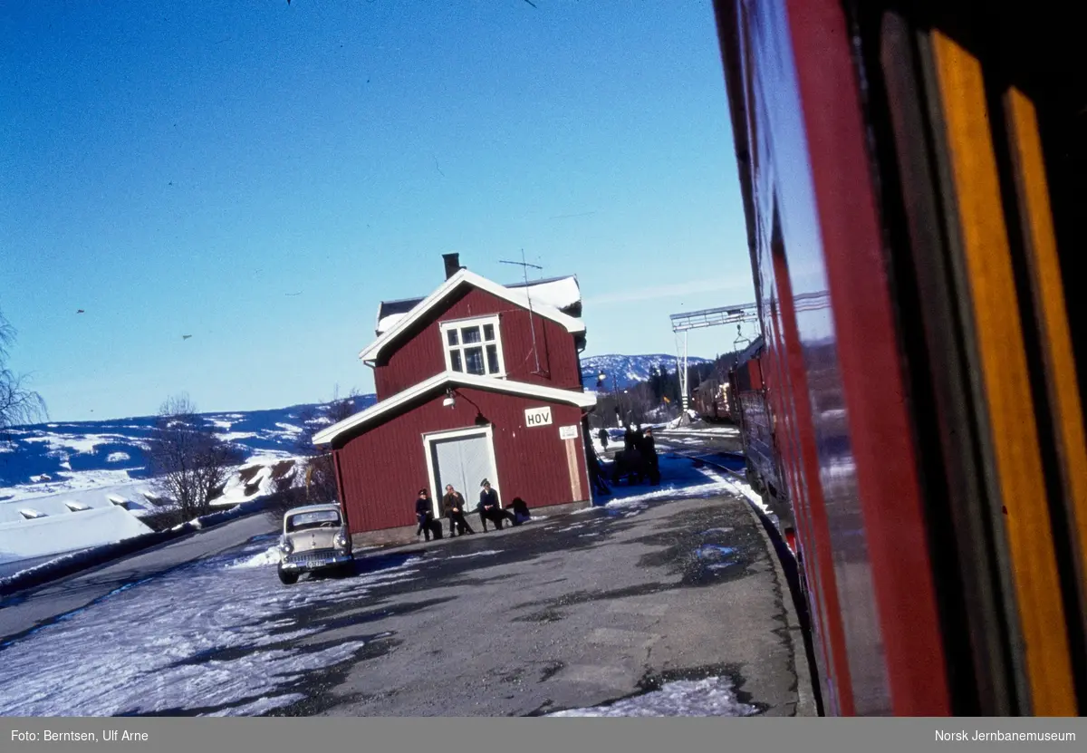 Hov stasjon på Valdresbanen fotografert fra togvinduet