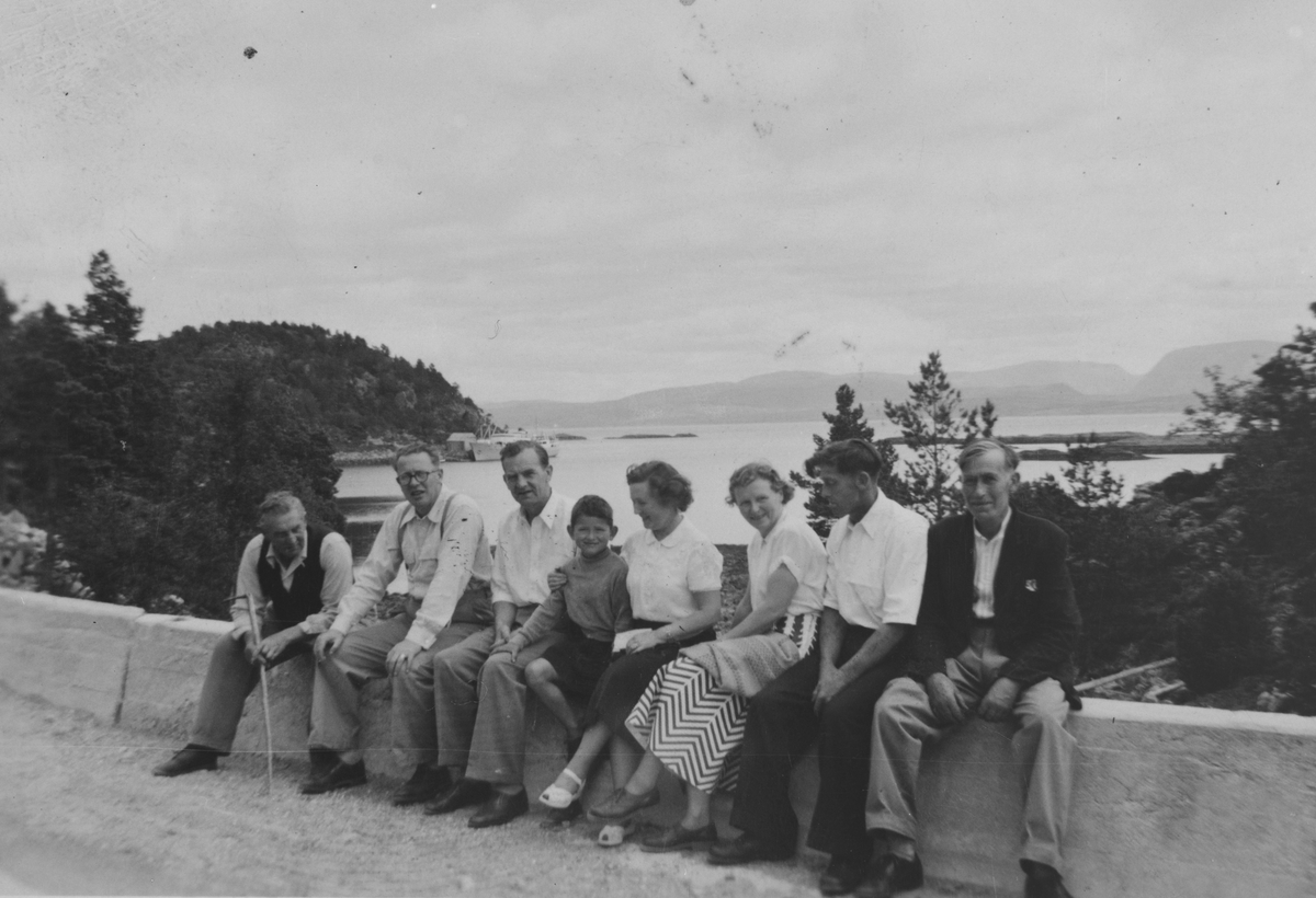 Laksåvikbrua, Sandstad - Menneskegruppe tar en pause langs veien. Fosenbåten ligger til kai i bakgrunnen.