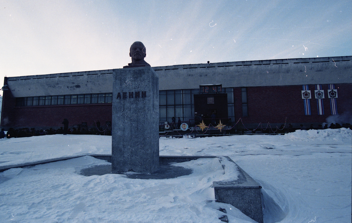 Bilder fra den siste solfesten i Pyramiden, På trykk i Svalbardposten nr.11 13. mars 1998. 400 gruvearbeidere og funksjonærer feiret solas tilbakekomst. Kulturhuset med Leninmonumentet forann,