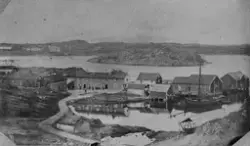 Hopsjøen handelssted ca. 1870. Dolm kirke og prestegård i ba