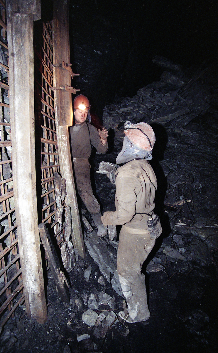Bilder fra reportasje om gruveulykke i Barentsburg 18. september 1997 hvor 23 mennesker mistet livet. Artikkelen omhandlet opprydnings og istannsettelsesarbeidet av gruve for videre drift. Årsaken til ulykken ble fastslått å være menneskelig feil. Gruvearbeiderne hadde brukt feil sprengstoff på feil plass. 